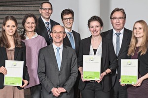  Awards ceremony of the Schöck Bau Innovation Prize 2017 winners at the Industry Forum in Ulm (front row, from left to right): Sabrina Langer, Dr.-Ing. Harald Braasch (Technical Director, jury spokesman) Christiane Bongardt, Rabea Sefrin, middle row: Felicitas Schöck (Eberhard Schöck Foundation) Michael Schmitz (Managing Director), Peter Möller (Eberhard Schöck Foundation), top row: Thomas Stürzl (Managing Director) 