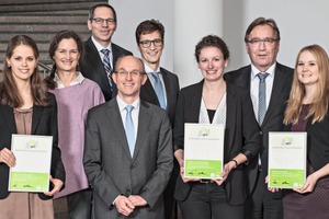  Ehrung der Preisträger des Schöck Bau-Innovationspreises 2017 beim ­Branchenforum in Ulm (v. l. n. r. Reihe vorne: Sabrina Langer, Dr.-Ing. Harald Braasch (Geschäftsführer, Jurysprecher) Christiane Bongardt, Rabea Sefrin, mittlere Reihe: Felicitas Schöck (Eberhard-Schöck-Stiftung) Michael Schmitz (Geschäftsführer), Peter Möller (Eberhard-Schöck-Stiftung), Reihe oben: Thomas Stürzl (Geschäftsführer) 