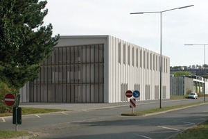  → 1 View of the model factory currently being planned and scheduled for erection in 2014. The opaque surfaces of the hybrid precast concrete elements are manufactured wet-on-wet with mineral foam for insulation and UHPC curtain panels on the roof and wall areas. The interior surface of the hybrid concrete component is, in addition, provided with capillary tube matting for thermal activation, as in the UHPC panels 