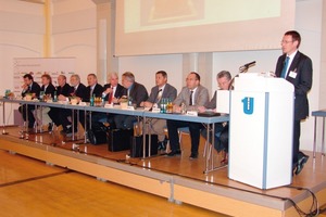  Abb. 1 Der aktuelle Vorstand der info-b auf der Mitgliederversammlung 2010 in Wiesbaden. Rechts am Pult: info-b Geschäftsführer Stefan Heeß. 