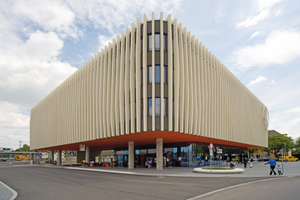  The recessed ground floor of the railroad station accommodates the bus station and a travel agency  