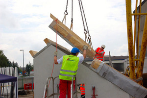  The roof element combines the respective strengths of the building materials wood and concrete so as to meet both the structural and the static requirements in a simple way 