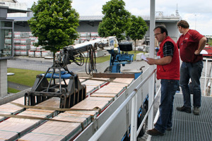  Die letzte Prüfung führt der Pförtner an der Werksausfahrt durch 