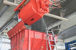  A single-track Dudik bucket conveyor feeds concrete to the Humarbo production line 