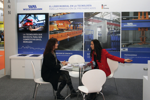  Sabine Adrian from the Economic Department of the German Embassy in Chile (left) gathered information from Alesandra Rico, Sales Manager at Weckenmann Anlagentechnik 