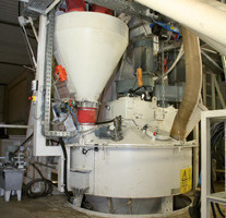  Fig. 7 The cone mixer type KKN 750/1125 of Kniele at mixer level.  