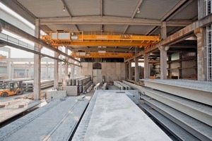  Moving through the curtain to the outdoor area: Dreßler Bau GmbH is using two new dual-girder overhead cranes supplied by Konecranes, each with a safe working load of 32 tonnes 