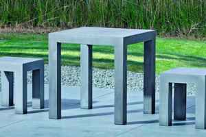  Links oben: Tisch und Hocker, Links unten: Sitz-Cube 