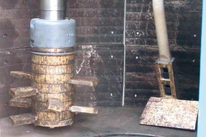  Fig. 2 Adherent materials in the mixer caused due to a worn bottom scraper. For removing this several times a day much time might be needed. Abb. 2 Materialanbackungen im Mischer sind die Folge eines verschlissenen Bodenwandabstreifers. Die täglich mehrfache Entfernung kann viel Zeit kosten.  