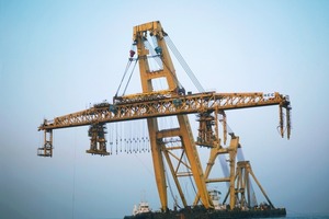  Fig. 1 Relocation of the two overhead gantries, which weigh 1,200 ton each and are used for approach span erection, around the Bandra cable stay bridges with a 1,600 t barge crane. 