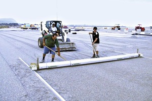  Mechanical pulling of the screed system using chains  