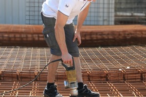  Fig. 3 Cutting round bar cleanly and safely – at the push of a finger: the RCP rebar cutter by Wacker Neuson is particularly easy to operate due to its electrohydraulic system. Abb. 3 Rundstähle sauber und sicher durchtrennen – mit einem Fingerdruck: Der Wacker Neuson RCP Bewehrungsschneider ist dank Elektrohydraulik besonders anwenderfreundlich. 