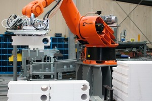  Abb.4 Die fertigen Lochsteine werden auf der Palette mittels Roboter abgestellt. 