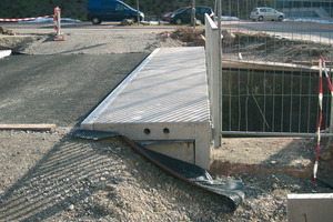  The precast concrete bridge caps are easily dismantled  