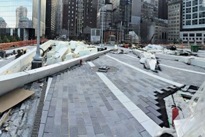  The construction site seen from a super-wide angle: the concrete elements rest on 30-cm wide strip foundations on which the concrete blocks of the pedestrian paths have been laid with meticulous care 