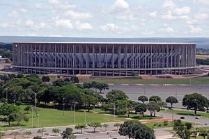  Beim neuen Nationalstadion von Brasilia umringt ein Ring aus 288 UHPC-Säulen tempelartig die innere „bowl“ 