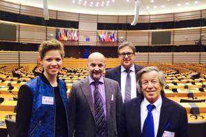  Die deutsche Delegation im Plenarsaal des EU-Parlaments (v.l.n.r.): Eberhard Bauer, Vizepräsident des BIBM, Dr. Ulrich Lotz, Geschäftsführer des FBF, Friedrich Gebhard, Präsident des FBF, Dorothea Stock, FBF  