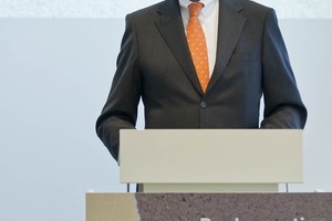  Abb. 2 „Der Innovation verpflichtet“ – Dieses Leitmotiv nahm MC-Geschäftsführer Dr. Bertram R. Müller auf der Jubiläums-Pressekonferenz der MC-Bauchemie gerne auf. 