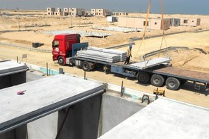  Hohlelemente bei der Montage für komplett aus Fertigteilen errichtete Villen in Jubail in Saudi-Arabien 