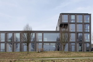  The Bochum Blue ­Office includes a two-story and a four-story building section  