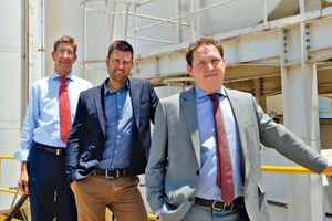  Ulrich Meyer, Klaus Hofmann und Marcel Paulitsch (v.r.n.l.) vor den Lagertanks der Produktion in Sharjah, Vereinigte Arabische Emirate (VAE) 