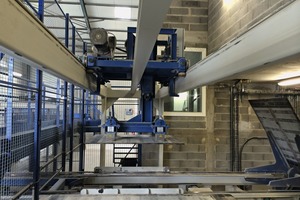 A pallet buffer with a capacity of 600 pallets retrieved by a gantry using magnets enables continuous block machine operation 