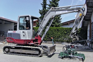  Pragmatic solution: A paver laying clamp P02-twist attached to a mini ­excavator 