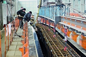  Erweiterte und optimierte Binderschalung bei Hönninger: Mitarbeiter beim Einbau der Bewehrung 