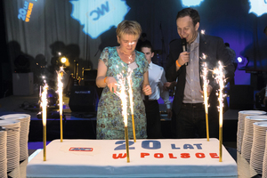  Alina Stelmach, Managing Director of MC-Bauchemie Sp. z o.o., cutting the cake at the anniversary event 