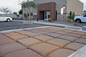  Blick über den Lagerplatz zum Verwaltungsgebäude von Phoenix Paver im US-Bundesstaat Arizona 