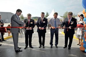  Durchtrennen des roten Bands (v.l.n.r.): Sergej Andrejew, Head of BASF in Russland und der GUS, Dick Purchase, Vice President, Construction Chemicals Division, Tilman Krauch, Head of BASF Division Con-struction Chemicals, Gennadi Korotajew, Bezirksabgeordneter Podolsk, Sergej Wetlow, Managing Director BASF Stroitelnyje Sistemy  