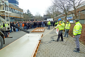  Das Ferrodur-Team hat die Bodenplatte fertig betoniert. Das zweite Team ist noch mit dem Bewehrungseinbau beschäftigt  