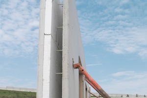  Fig. 1 The Schöck ComBar thermal anchor is approved by DIBt for sandwich walls with internal insulation and optimizes the energy balance of precast concrete walls. 