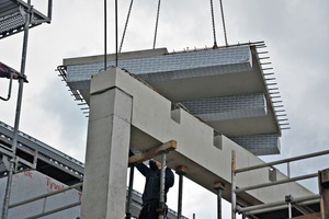  Das Holz der Hybriddecken wird ab Werk mit einer Folie geschützt. Der Beton der Hybriddecke ist durch Verwendung einer speziellen Beton­rezeptur wasserundurchlässig 