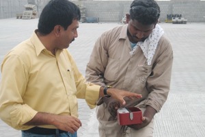  Fig. 2 Technicians of FCP (Fujairah Concrete Products, U.A.E.) examine the practical system of bolted cores. Abb. 2 Techniker der Firma FCP (Fujairah concrete Products, V.A.E.) begutachten das System der praktischen Kernverschraubung. 