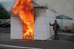  Abb. 1 Demonstrativ: Feuer und Hitze bleiben im Gebäudeinneren, die Außenwände sind problemlos zu berühren.  