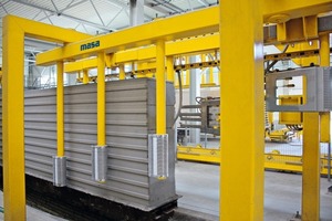  Abb. 5 und 6Die Schneidanlage ist in drei Einheiten untergliedert und sichert optimale Genauigkeiten bei den Produkten. In den ersten beiden Stationen werden die Steinlänge und Breite sowie je nach Produktsortiment auch die Nut- und Feder hergestellt. 