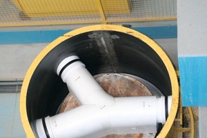  Fig. 11  A mold furnished with an EPS negativ channel form moving towards the concreting station.  