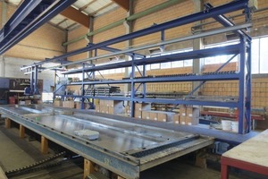  Manual shuttering station in form of a work station system with movable tool car, glue gun, hand oiler and rack system and walkway alongside the pallet 