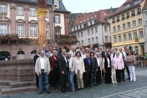  Abb. 1 Mitglieder der FDB beim abendlichen Stadtrundgang in Heidelberg. 