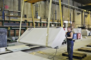  Die über Kopf produzierten Stufenelemente werden mit einem Lastwendegerät der Vetter Krantechnik GmbH gedreht  