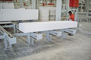  <span class="bildunterschrift_hervorgehoben">Fig. 18</span> The first packages run off the conveyor. They are kept in a storage yard until they are sold. The fully automatic packaging line with automatic pallet feed for AAC blocks of all sizes and reinforced elements is unique in the United Arab Emirates.<br /> 