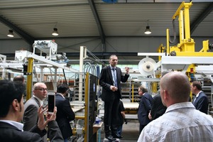  Managing director Alfred Rochlus (in the center) took the anniversary guests on a tour of the Assyx production board production 