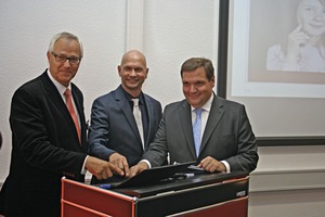  Jörg Hellwig, Leiter der Business Unit Inorganic Pigments bei Lanxess (Mitte), startete per symbolischem Knopfdruck mit dem Krefelder Oberbürgermeister Frank Meyer (rechts) und dem städtischen Beigeordneten Gregor Micus das Online-Bewerbungsportal für die neue Initiative „Besser Lernen“ 