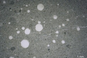  Fig. 3 a+b Air void distribution in hardened cement paste samples (w/c = 0.40; 7-day hydration).Abb. 3 a+b Luftporenverteilung in erhärteten Zementsteinproben (w/z = 0,40; 7 d Hydratation). 