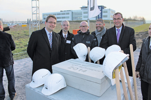  Martin Butz and Christian Trost of the general contractor, Lehde, together with Matthias Popp and Thomas Casey (both managing directors at CP ­Autosport) as well as Karl-Uwe Büthof (NRW Ministry of Economics, from left to right) celebrated the groundbreaking ceremony 