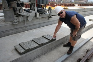  Hersteller können Betonelemente in verschiedensten Ober­flächenstrukturen mit ein und derselben Maschine fertigen 