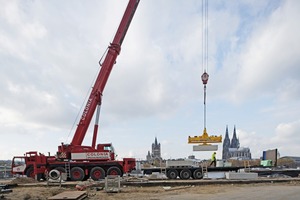  The steps of the Rhine Boulevard, weighing around 1 t each, were precisely positioned by mobile crane 