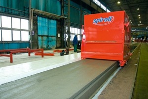  Abb. 1 Der Universal Extruder von Spiroll in einer Produktionshalle in Polen im Einsatz. 
