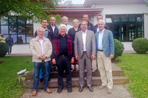  Richard Bayer (erste Reihe, Zweiter von links) zusammen mit dem Vorstand der Informationsgemeinschaft Betonwerkstein info-b  